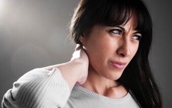 Kobieta jest zaniepokojona objawami osteochondrozy szyjki macicy